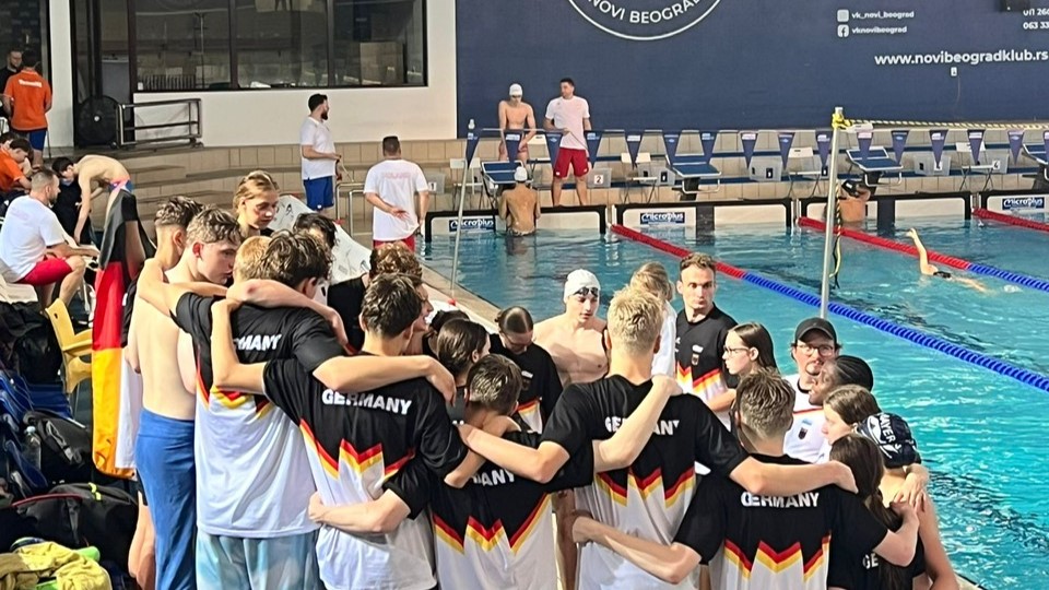 DSV-Kader motiviert sich beim Start der CECJM in Belgrad