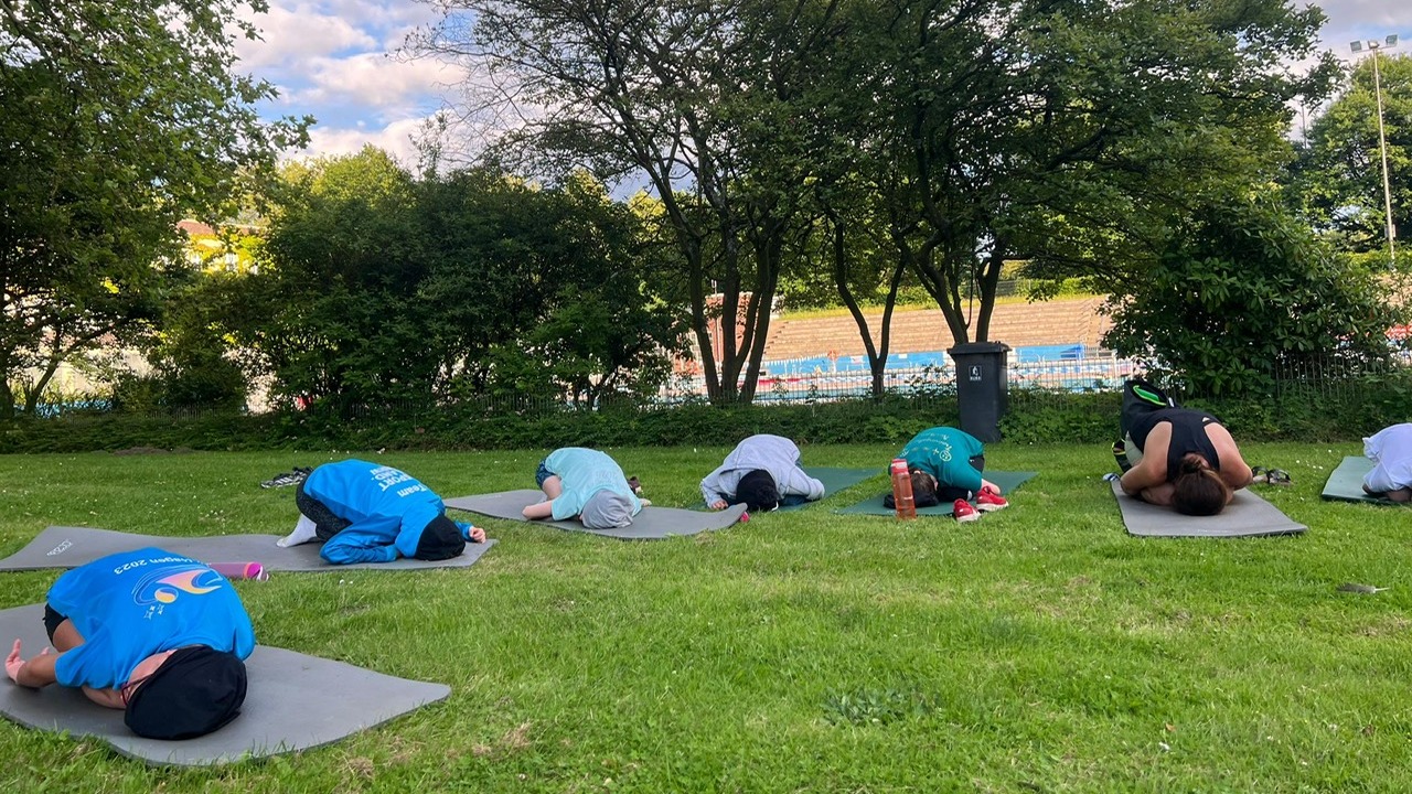 Yoga am Becken: Wettkampfteam stärkt Beweglichkeit